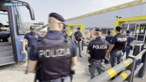 Immigrazione, 23 cittadini egiziani rimpatriati a Il Cairo con volo charter