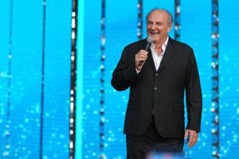 Gerry Scotti compie 70 anni, da ‘L’accendiamo?’ a ‘Eh già’ le frasi cult conduttore ﻿