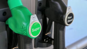 Carburanti, rincari pesano 1,1 miliardi in più al mese