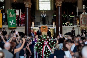 Don Mazzi, a Milano l’addio tra applausi e commozione