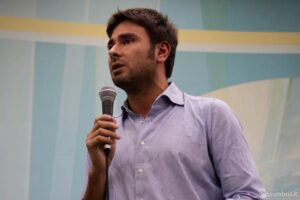 Di Battista ha parlato con i medici, in ambulanza verso L’Avana