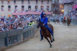 Palio di Siena, dopo un’ora di attesa il Nicchio vola: Tittia vince con Anda e Bola