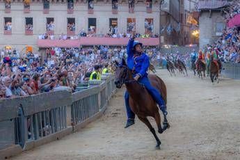 Palio di Siena, dopo un’ora di attesa il Nicchio vola: Tittia vince con Anda e Bola