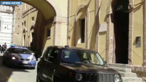Scritte contro la Polizia di Stato e la Premier a Siena, denunciato 24enne