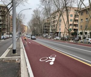 Roma – Anziana va fuori strada e finisce con auto su ciclabile, nessun passante coinvolto