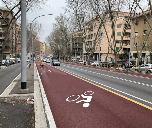 Roma – Anziana va fuori strada e finisce con auto su ciclabile, nessun passante coinvolto