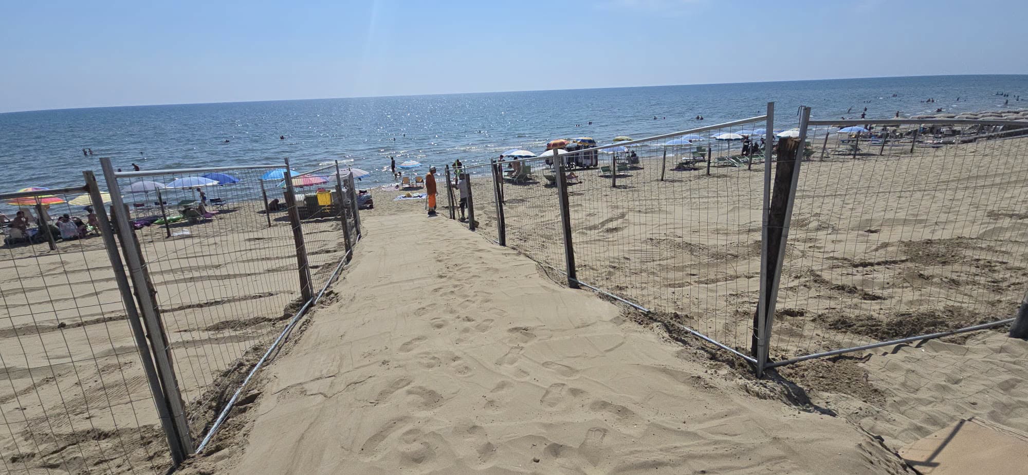Pomezia – Amianto sulla spiaggia di Torvaianica: il Comune chiude l’area e avvia la bonifica