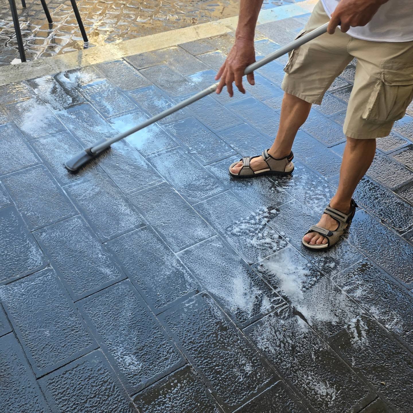 Tarquinia – Olio sui tavoli e sul marciapiede: vandalizzato nella notte un ristorante (FOTO)