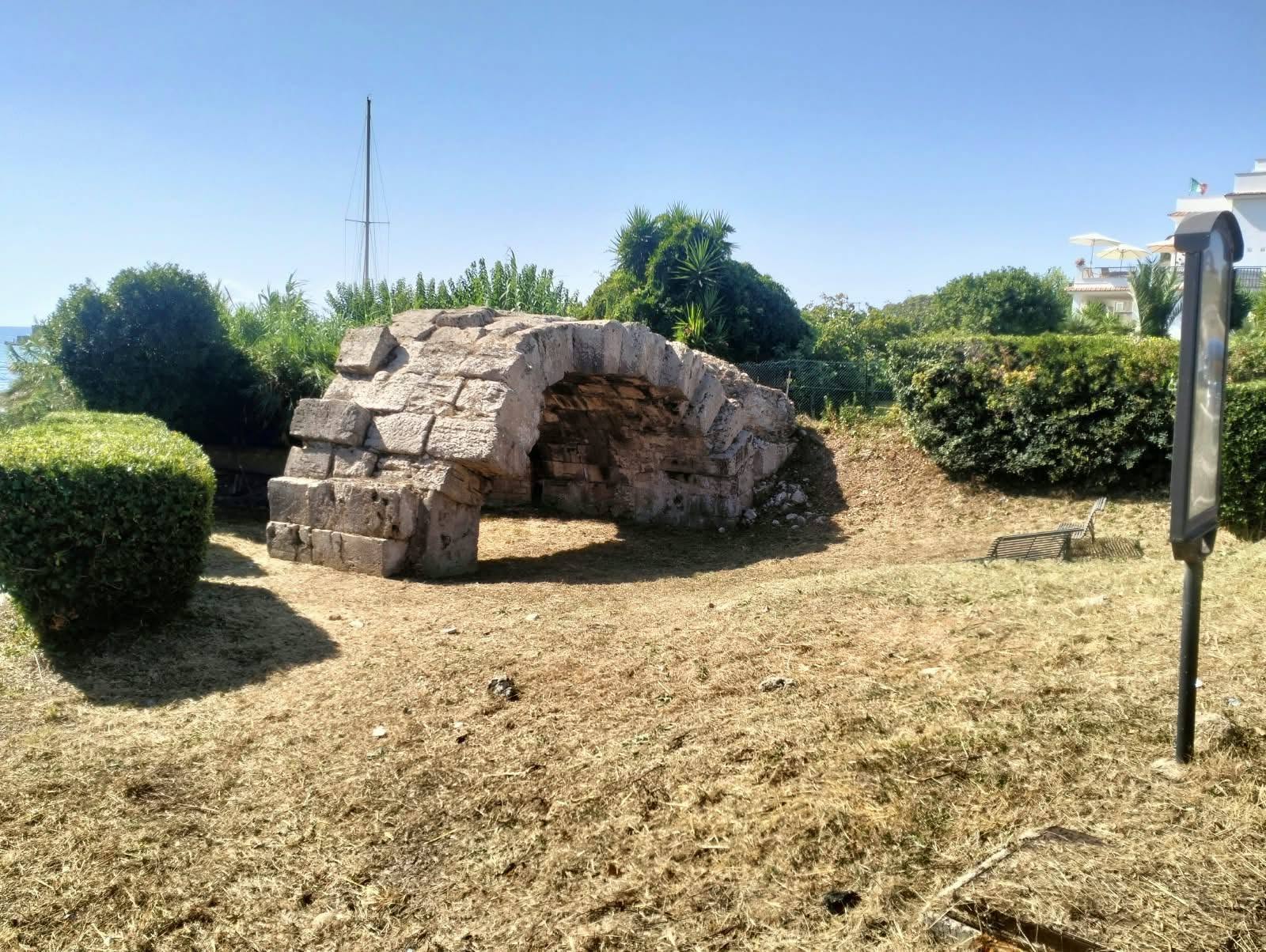 Santa Marinella – Torna al suo decoro il Ponte Romano: rimossa la vegetazione (FOTO)
