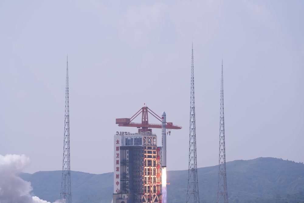 Cina, lanciati sette satelliti con un razzo Long March-6C