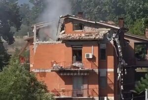 Cassino, esplosione in casa: due giovani salvano tre persone tra le macerie