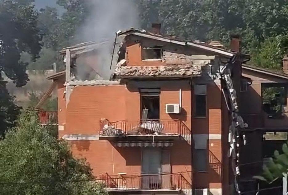 Cassino, esplosione in casa: due giovani salvano tre persone tra le macerie