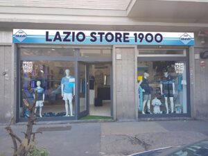 Ostia – Sparo contro vetrina Lazio Store: l’uomo era stato allontanato poco prima