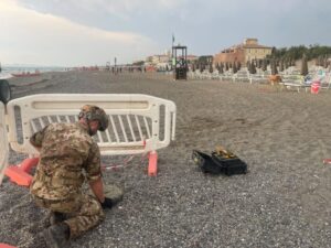 Livorno – Mina anticarro sulla spiaggia: artificieri al lavoro, nell’ordigno 5,5 chili di TNT (FOTO)