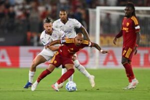 Malen indemoniato, subito tripletta: Viola schiantata a Roma. Colpo Lazio