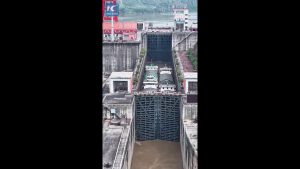 Cina, navi da carico utilizzano “ascensore d’acqua” a Chongqing