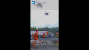 Cina, drone per carichi pesanti consegna rifornimenti a villaggio alluvionato