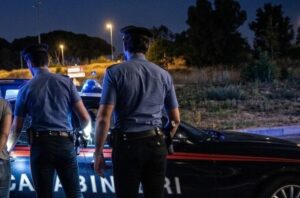 Roma – Non si fermano all’alt dei carabinieri, un’auto fuori strada e una ventenne arrestata