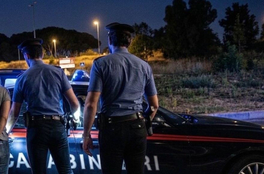Roma – Non si fermano all’alt dei carabinieri, un’auto fuori strada e una ventenne arrestata
