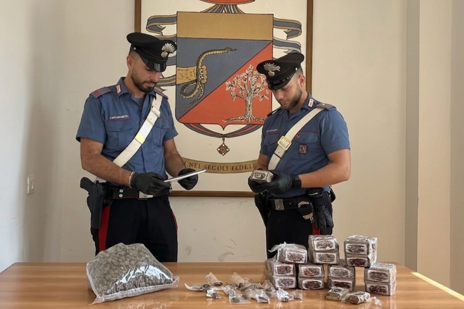 Ladispoli – Trovati 7 kg di hashish in una casa: nella stessa abitazione una donna chiusa a chiave con un lucchetto