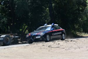 Scappa sullo scooter rubato inseguito dai carabinieri a Ostia, lo trovano con un coltello