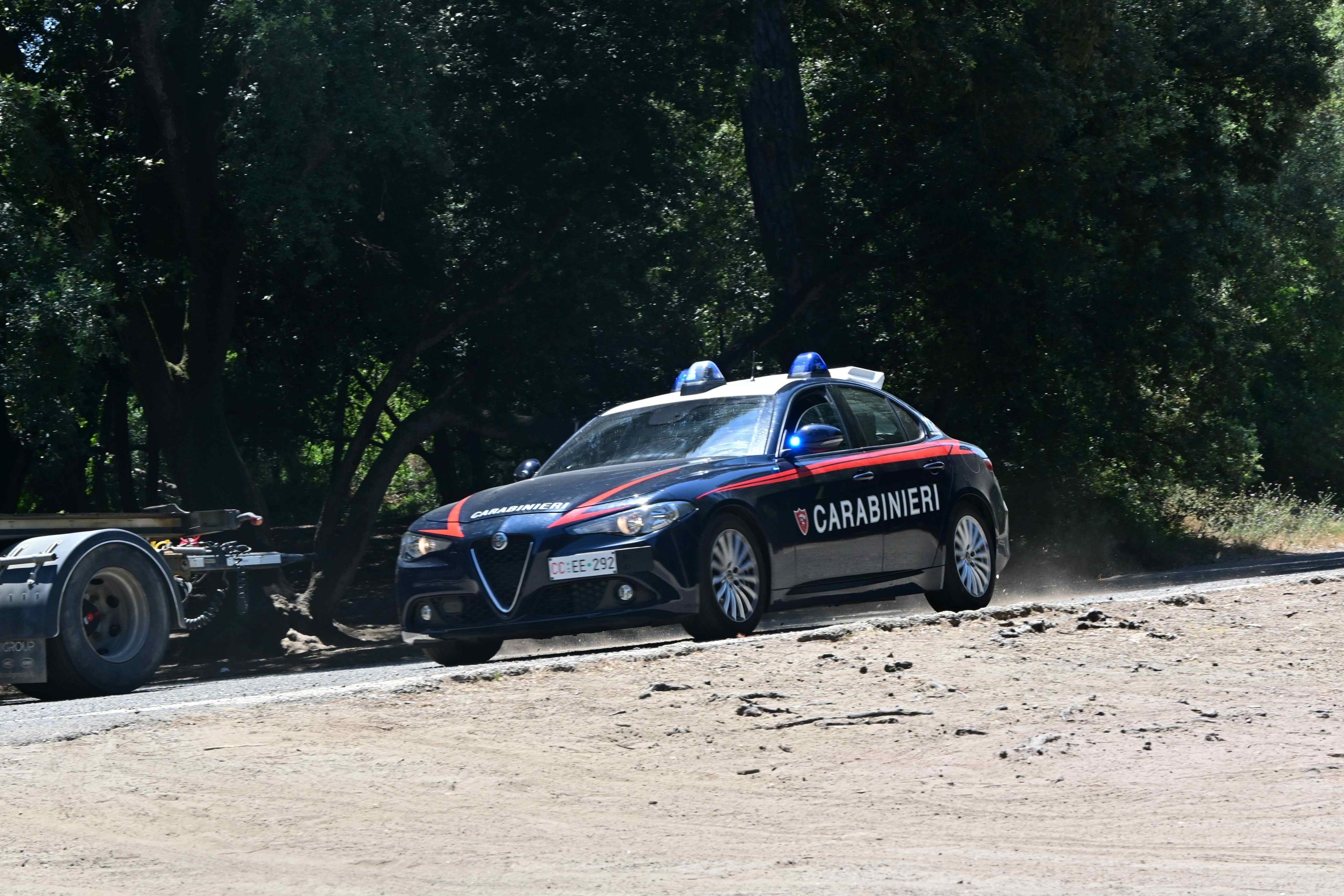 Scappa sullo scooter rubato inseguito dai carabinieri a Ostia, lo trovano con un coltello