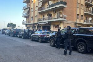 Blitz antidroga sul litorale romano: 9 arresti e 14 denunce. In campo anche i paracadutisti del Tuscania