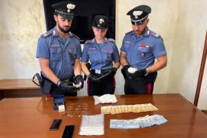 Anziana truffata da finto carabiniere con la minaccia di un incidente: i veri militari arrivano e arrestano i due complici
