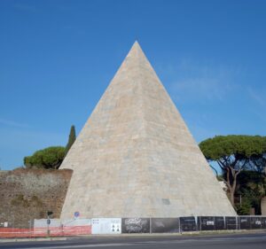 Roma – Piramide Cestia, dopo tre anni riapre al pubblico: visite gratuite anche di sera