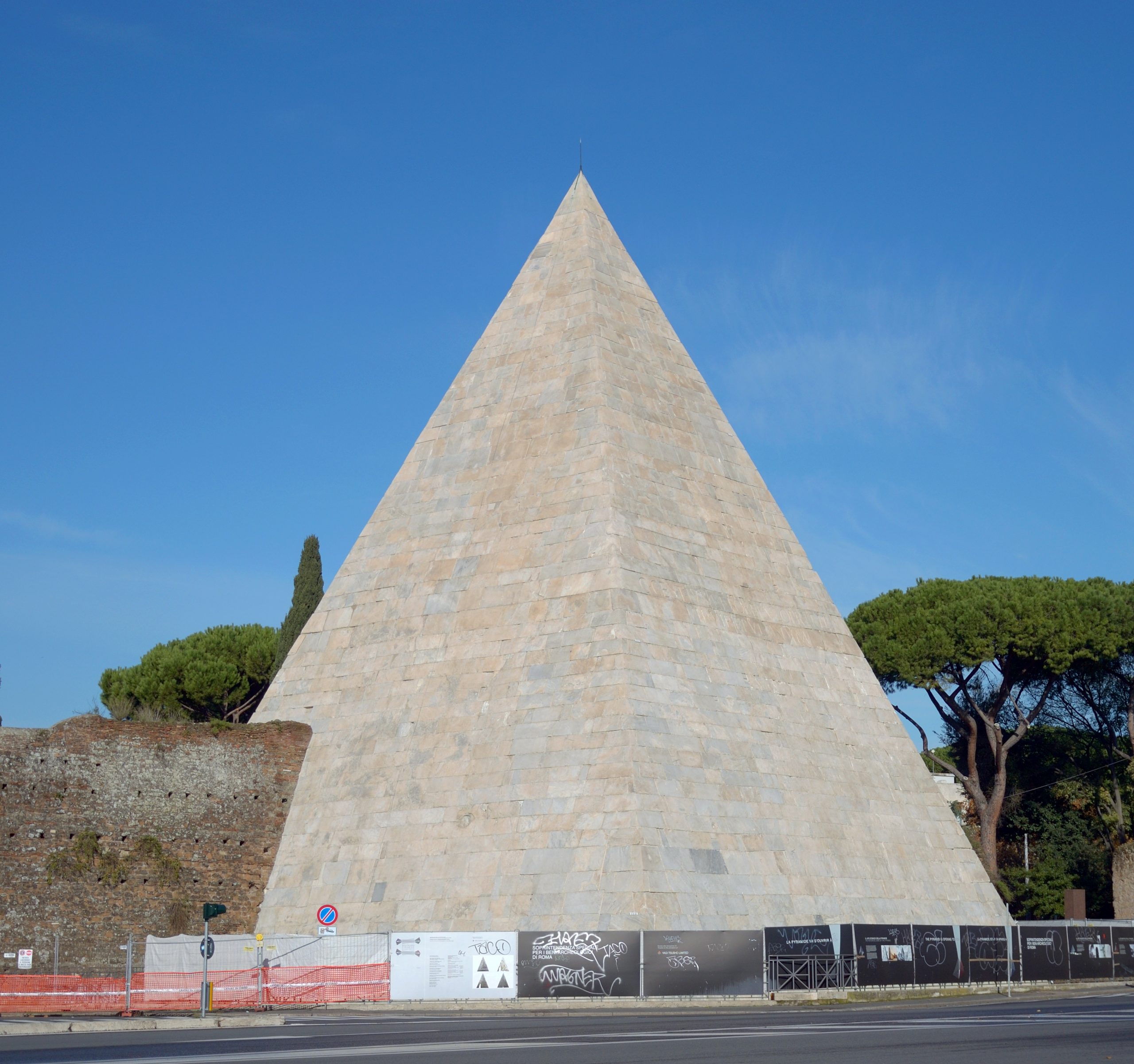 Roma – Piramide Cestia, dopo tre anni riapre al pubblico: visite gratuite anche di sera