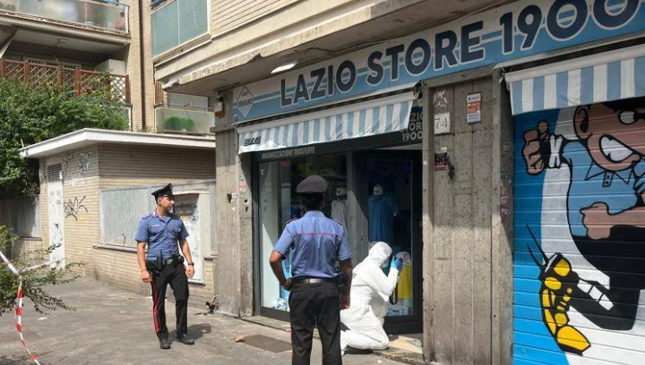 Ostia – Sparo contro il Lazio Store, indagini