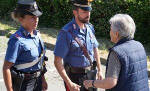 Anziana fa arrestare ventenne che tenta di derubarla con la scusa del “finto carabiniere”, giudice sospende la pena
