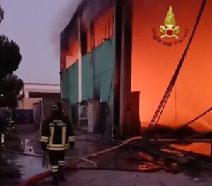 Guidonia – Incendio divora capannone nella notte: intervento dei vigili del fuoco