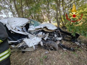 Orvieto – Auto distrutta nello schianto, due ragazze vive per miracolo: una è in codice rosso