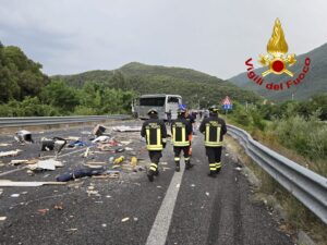 Strage sulla Rieti-Terni, il bilancio si aggrava ancora: sette morti e oltre 30 feriti. Una vittima è deceduta in ospedale
