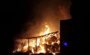 Tuscania – Incendio nella notte, in fiamme un capannone di fieno vicino alla necropoli etrusca