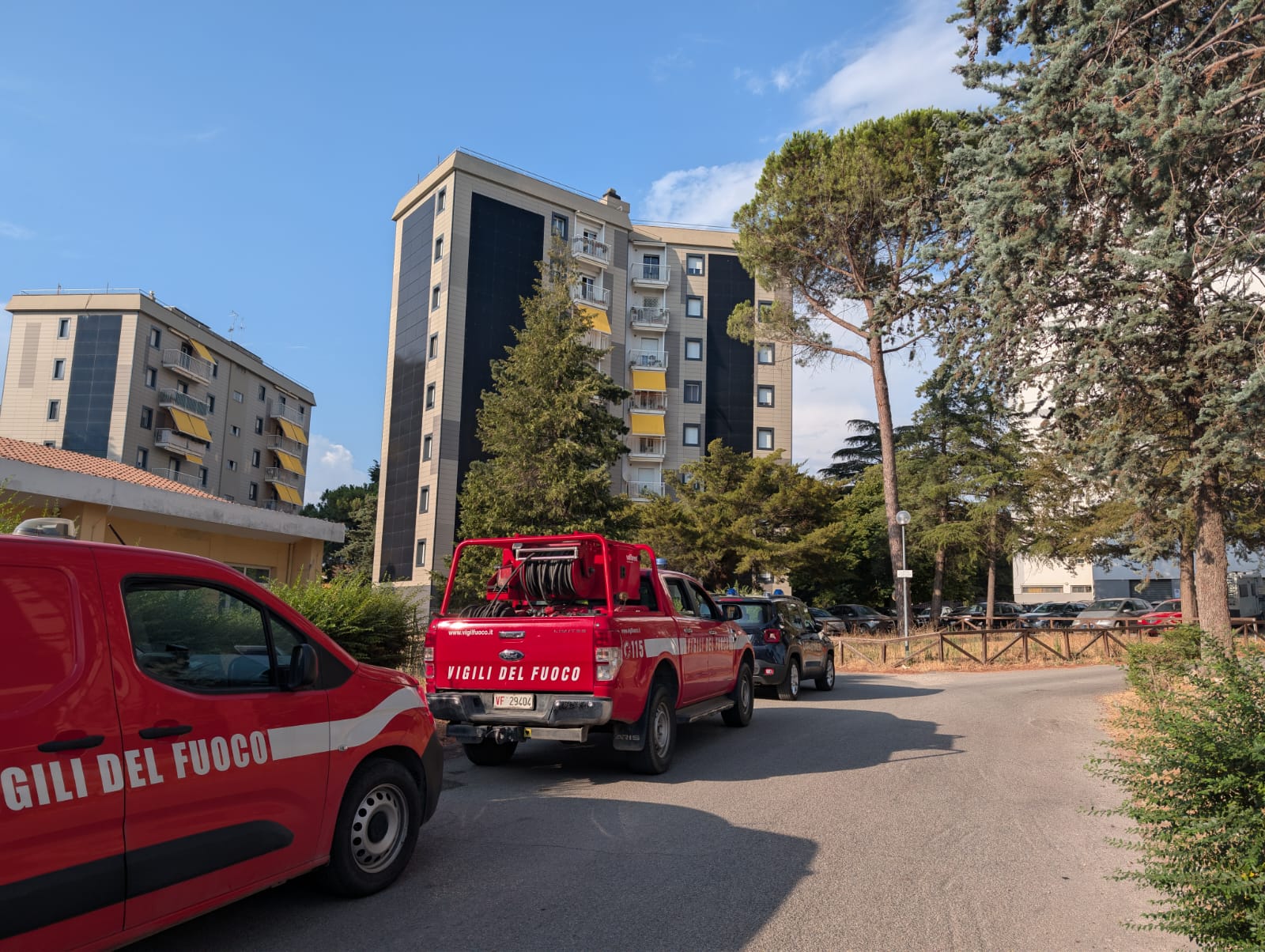 Viterbo, paura in via Murialdo: anziano minaccia di lanciarsi dal settimo piano, salvato dai soccorritori (FOTO)