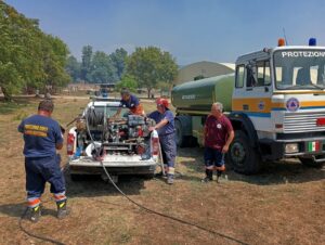 Civitavecchia – Vasto incendio al Sasso, maxi spiegamento di soccorsi