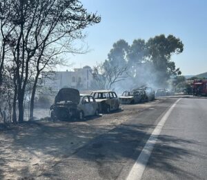 Santa Marinella – L’incendio sull’Aurelia domato dopo oltre due ore: in fiamme nove auto, riaperta l’Aurelia dopo la bonifica (FOTO)