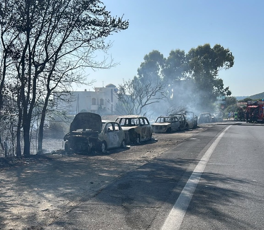 Santa Marinella – L’incendio sull’Aurelia domato dopo oltre due ore: in fiamme nove auto, riaperta l’Aurelia dopo la bonifica (FOTO)