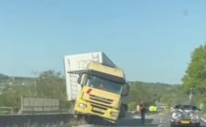 Viterbo – Tir fuori strada sulla Superstrada, ferito il conducente