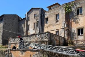 Viterbo – Nerina intrappolata per tre giorni sul terrazzo: la gattina salvata dai Vigili del fuoco