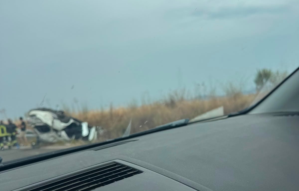Montalto di Castro – Auto si ribalta sull’Aurelia (FOTO)