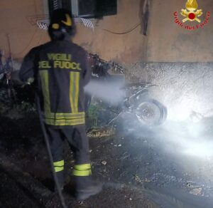Paura nella notte a Civitavecchia, fiamme distruggono una moto: indagini in corso