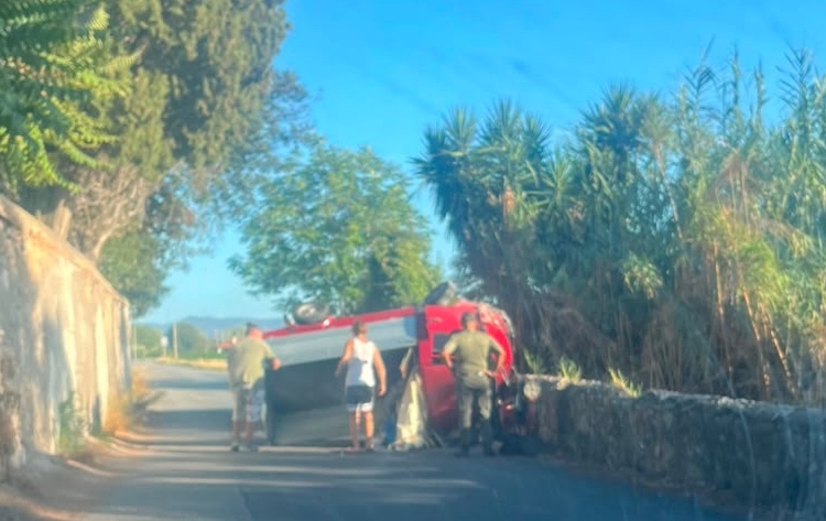 Tarquinia – Incidente all’ingresso dell’Acquetta: furgoncino si ribalta e finisce contro un muretto (FOTO)
