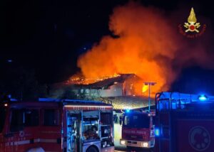 Roma – Villino completamente divorato dalle fiamme: Vigili del fuoco al lavoro tutta la notte (FOTO)