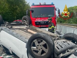 Tragedia sulla E45, auto si ribalta: morto il conducente, quattro persone coinvolte