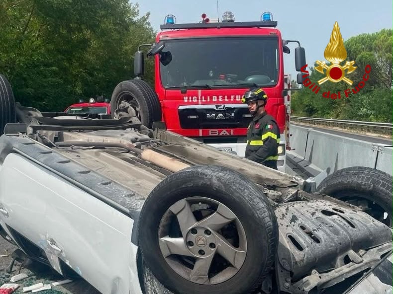 Tragedia sulla E45, auto si ribalta: morto il conducente, quattro persone coinvolte