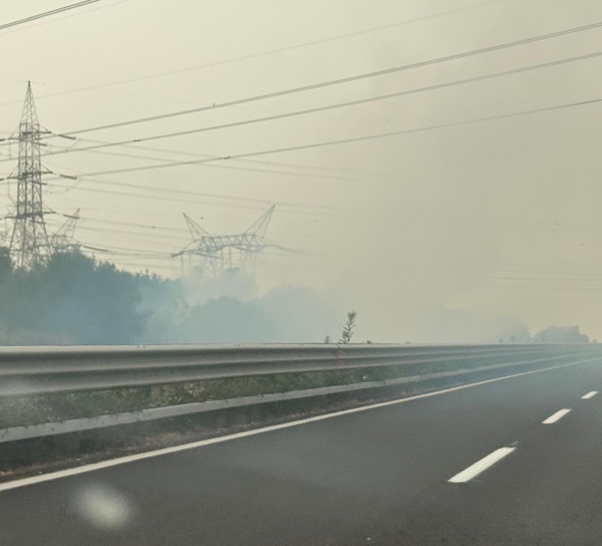 Incendio sulla A12 tra Tarquinia e Civitavecchia: fumo sulla carreggiata, traffico rallentato (FOTO)