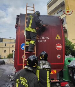 Fiamme divampano in un compattatore AMA a Roma, intervengono i vigili del fuoco